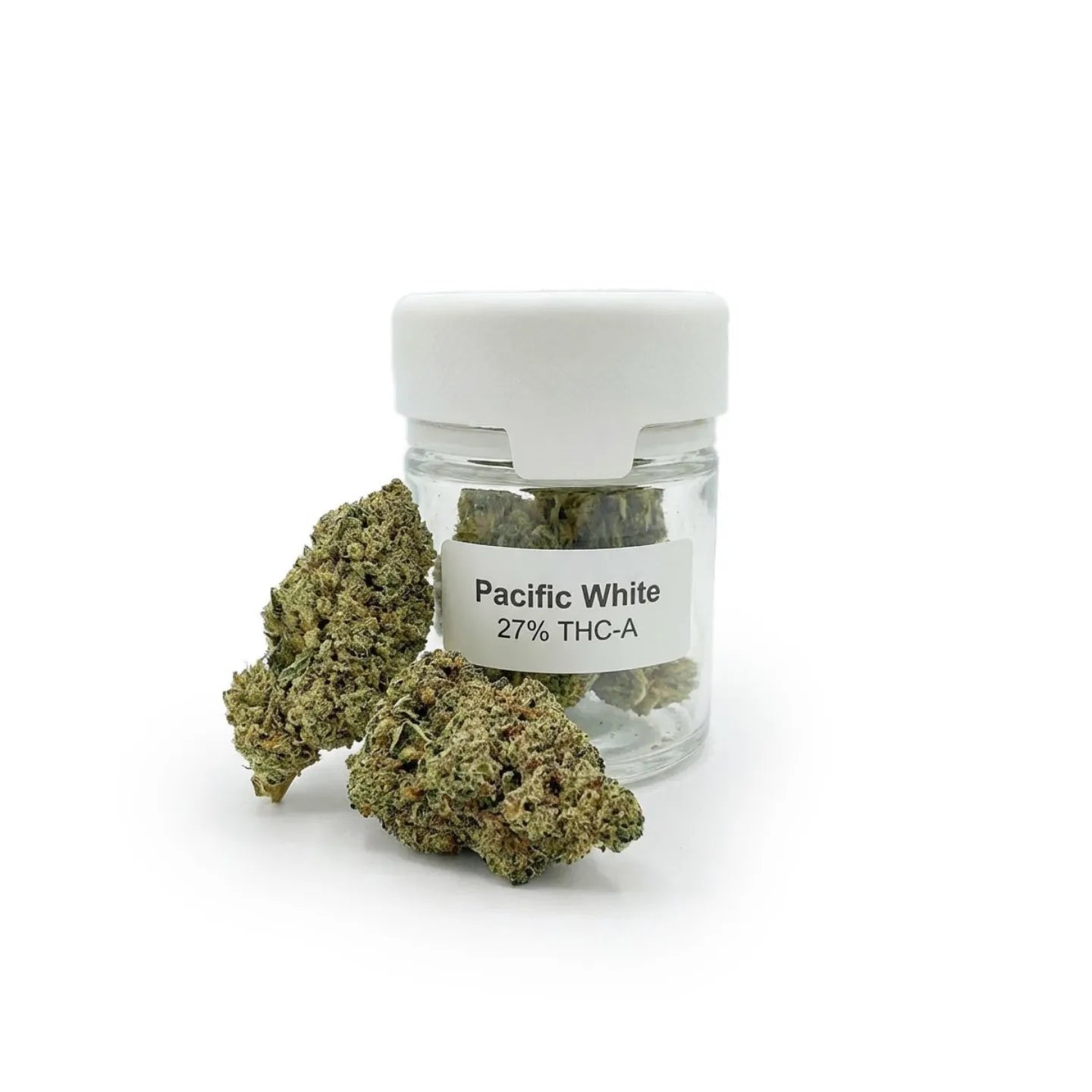 Pacific White 27% THCA Top-Shelf-Blüte - trichomreiche Buds und Glas, Produktfoto im Studio