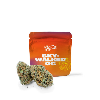 Sky-Walker OG CBD Blüte Beutel - Premium Doypack mit frischen Buds davor, Studiofoto