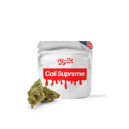 Rollz Cali Supreme Indoor THCA Cannabisblüten-Silberbeutel mit Blüten auf weißem Hintergrund